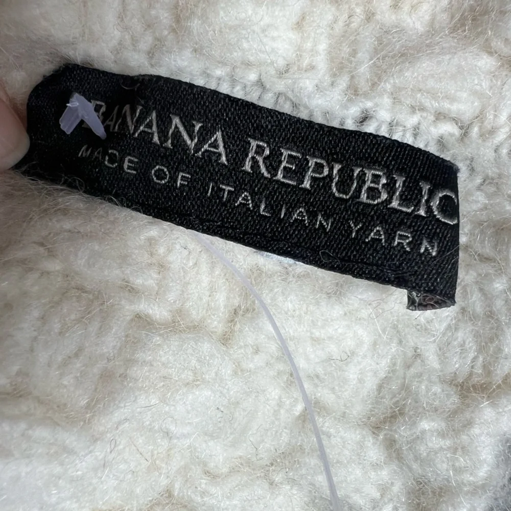 Banana Republic Elegant Italian Yarn Funnel Neck Warmer Infinity Scarf in Cream.